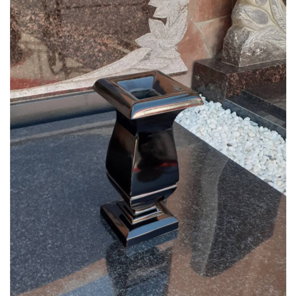 Ваза квадрат чёрная   Н-30 см.